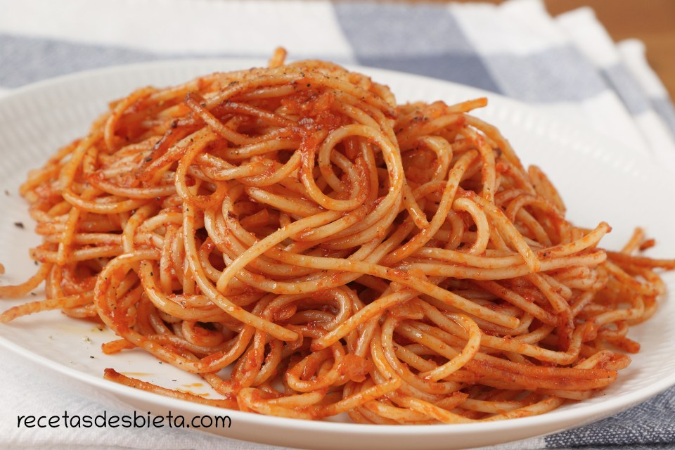 Intervenir alimentar Vueltas y vueltas Espaguetis rojos FÁCIL ¡Solo 3 ingredientes! - Recetas de Esbieta